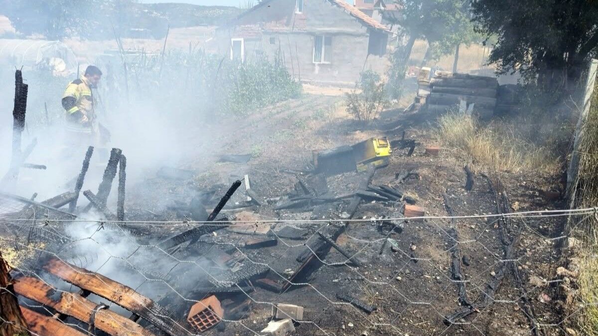 Kütahya'da Osb Itfaiyesi Yangının Ormana Sıçramasını Önledi (2)