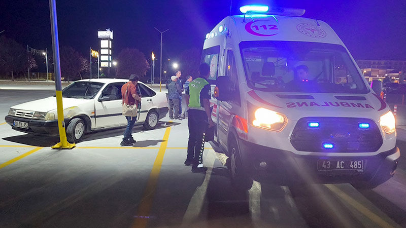 Kütahya’da Otomobil Aydınlatma Direğine Çarptı, 2 Yaralı (1)