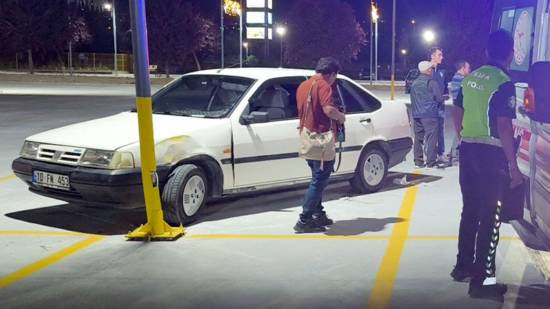 Kütahya’da Otomobil Aydınlatma Direğine Çarptı, 2 Yaralı (2)