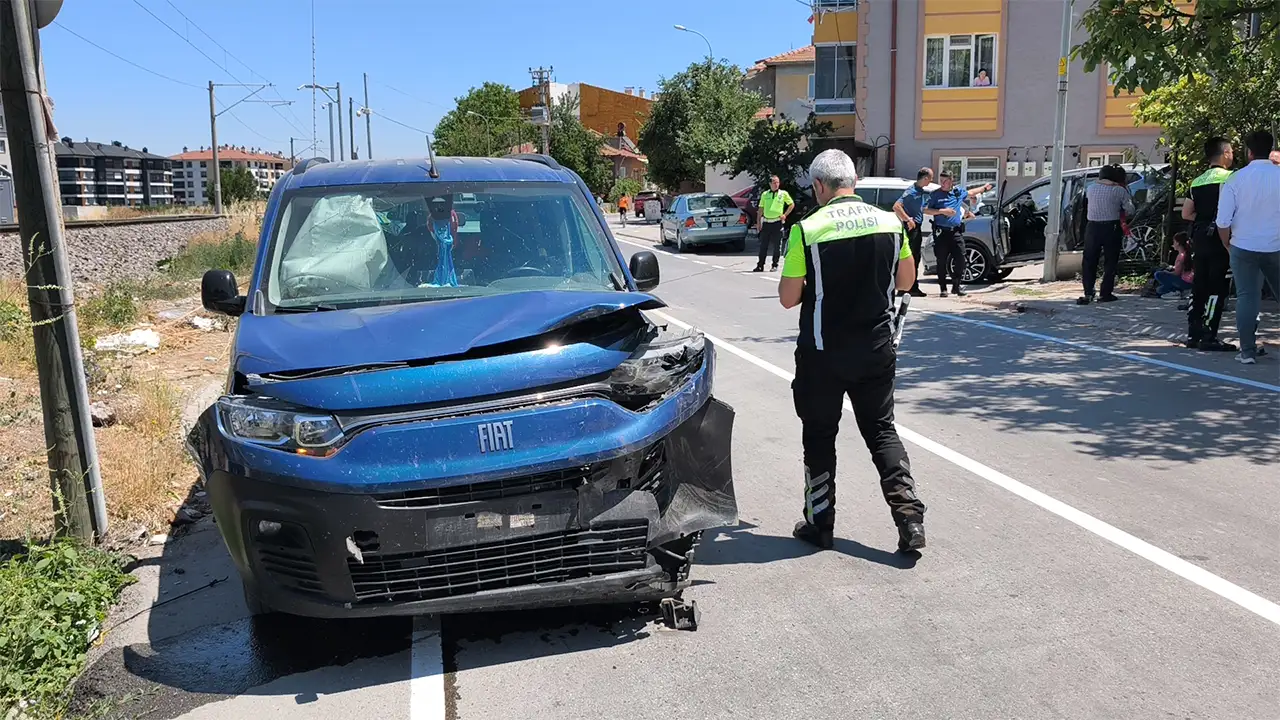 Kütahya'da Otomobil Bahçeye Savruldu, Yaralılar Var