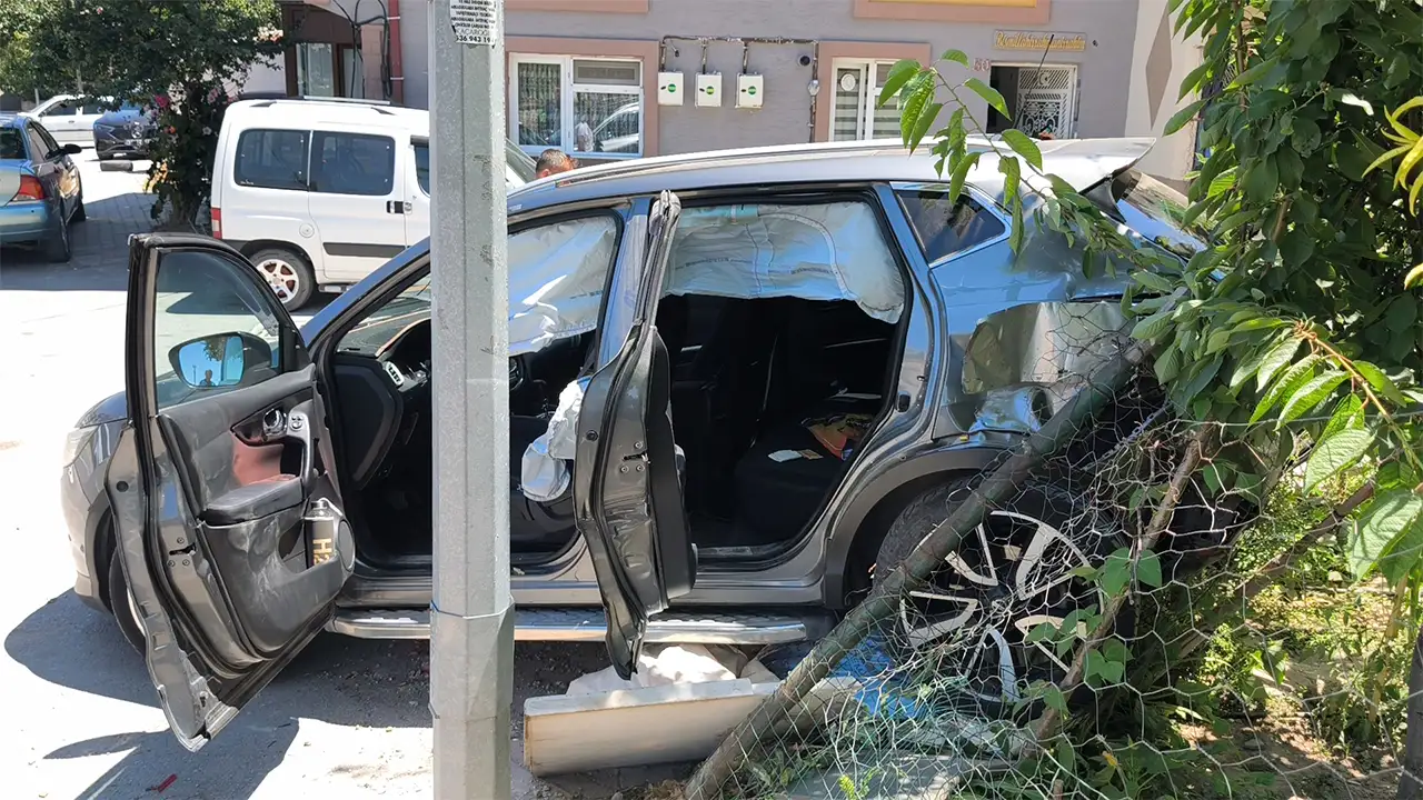 Kütahya'da Otomobil Bahçeye Savruldu, Yaralılar Var4