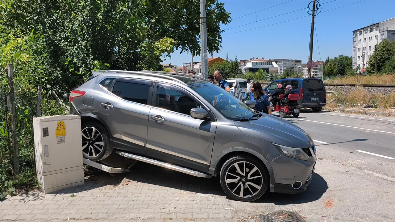 Kütahya'da Otomobil Bahçeye Savruldu, Yaralılar Var7