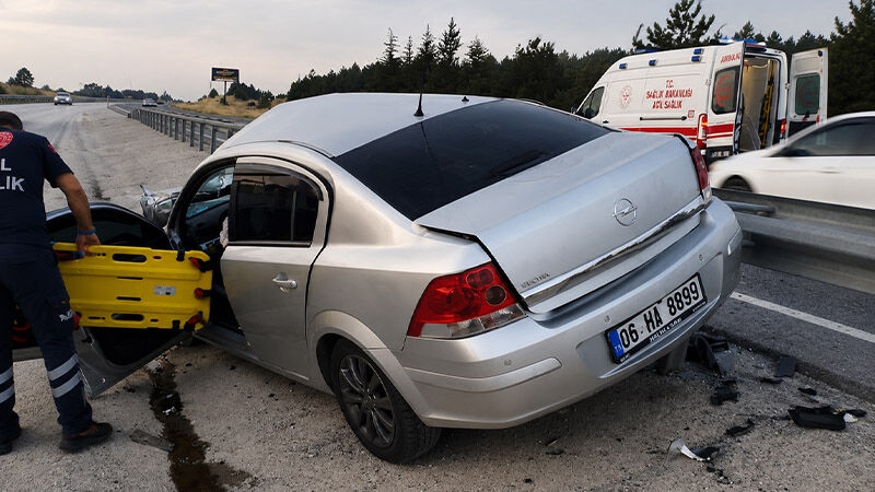 Kütahya'da Otomobil Bariyere Çarptı, Alkollü Sürücü Yaralı (1)