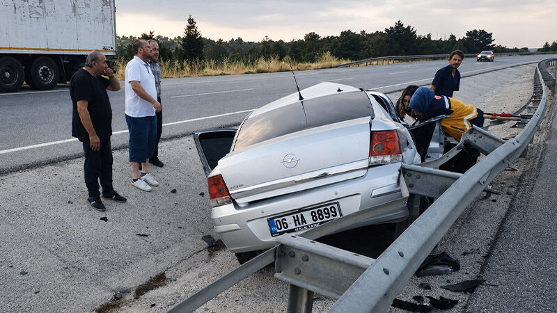 Kütahya'da Otomobil Bariyere Çarptı, Alkollü Sürücü Yaralı (3)