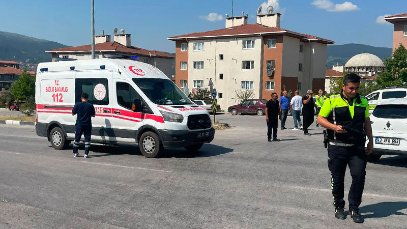Kütahya’da Otomobil Ile Halk Otobüsü Çarpıştı, 1 Yaralı (1)