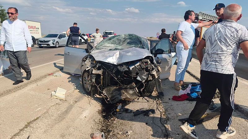 Kütahya'da Otomobil Su Tahliye Kanalına Savruldu, Yaralılar Var (1)