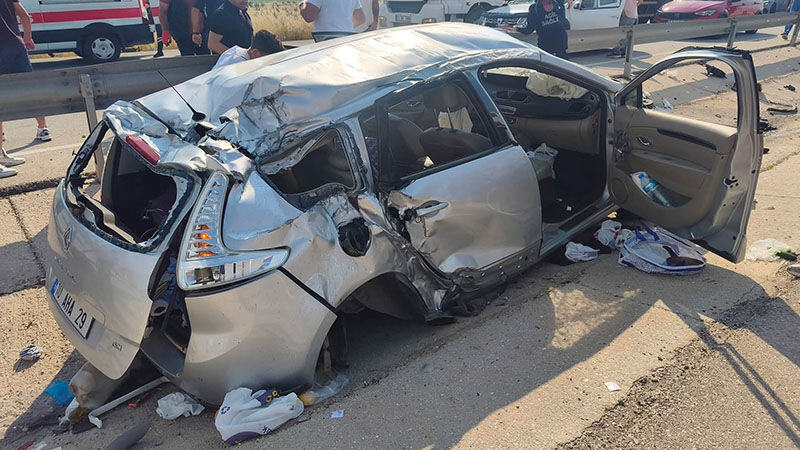Kütahya'da Otomobil Su Tahliye Kanalına Savruldu, Yaralılar Var (5)