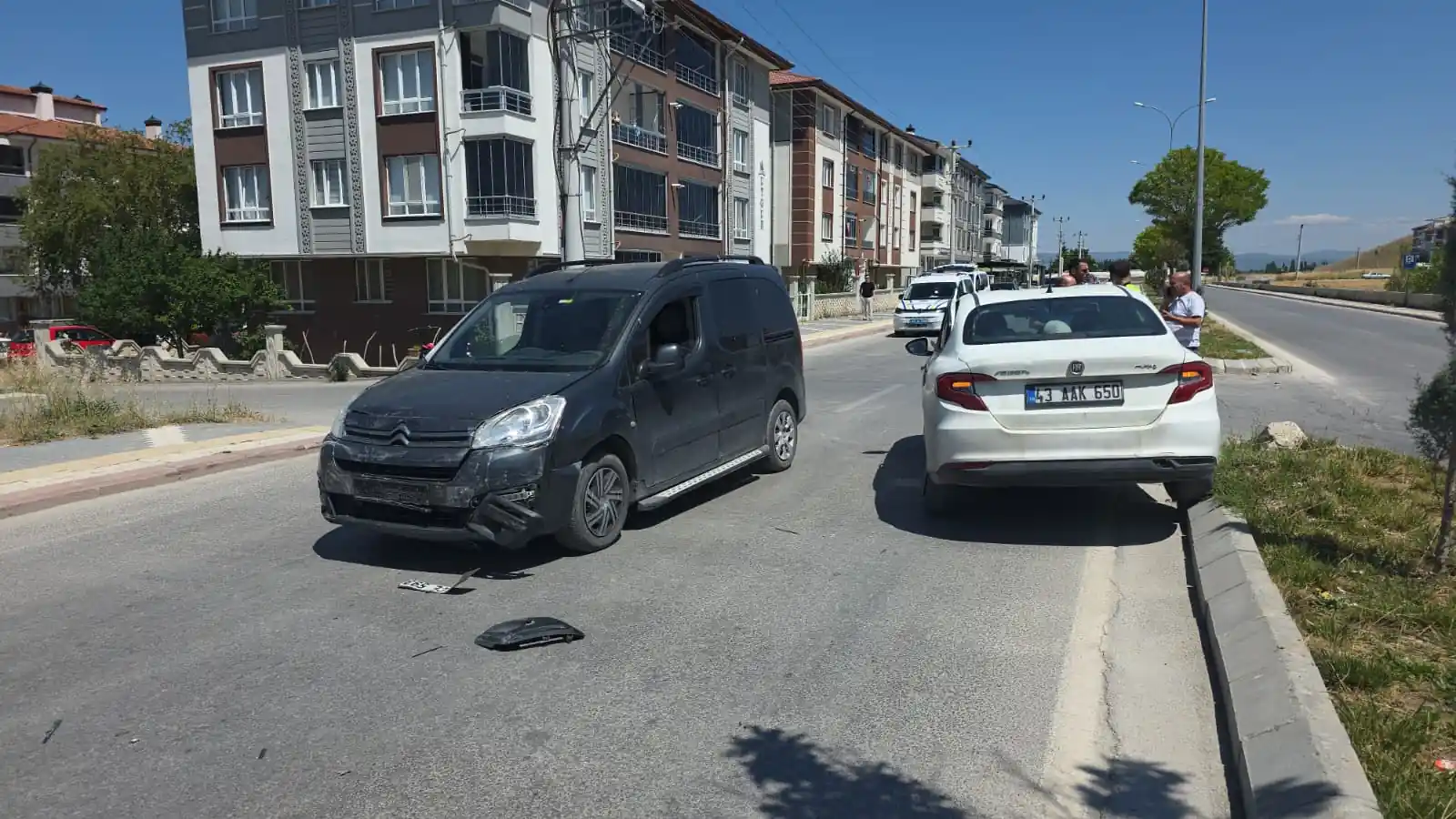 Kütahya’da Otomobille Hafif Ticari Araç Çarpıştı1