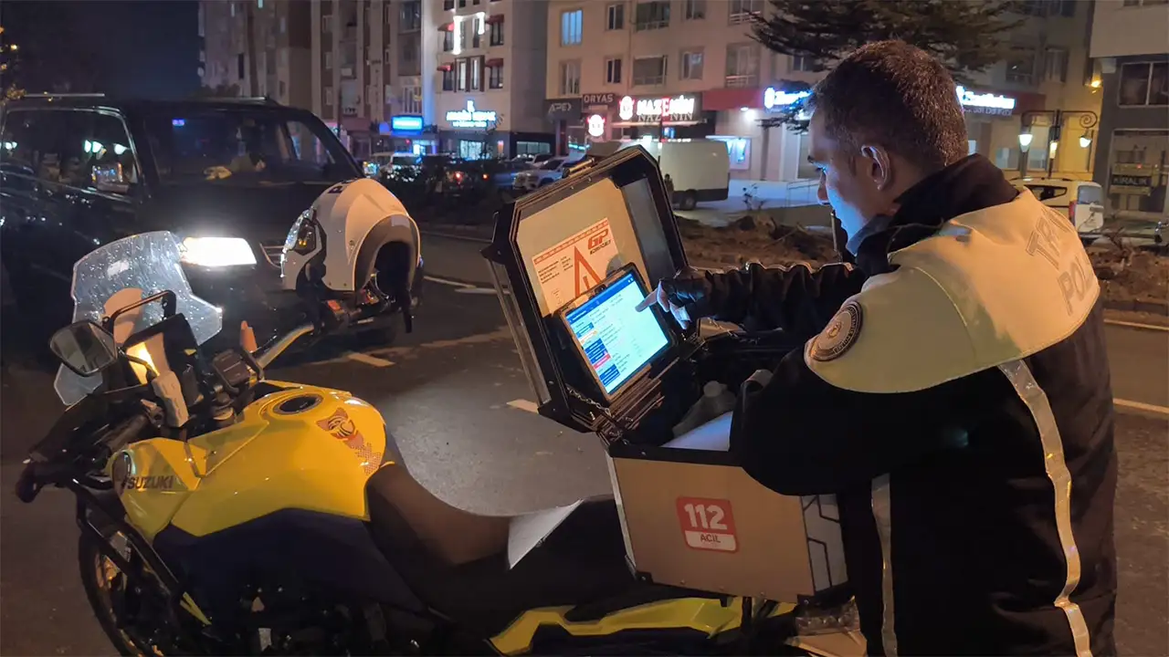Kütahya'da Polisten Kaçamayacağını Anlayan Sürücü Motosikletini Yaktı4