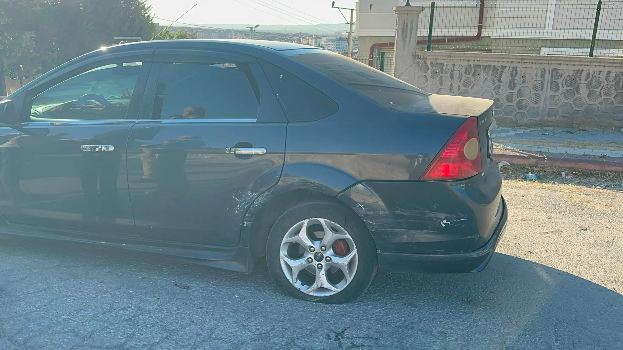 Kütahya'da Tahliye Yolundan Çıkan Otomobil Kazaya Neden Oldu (2)