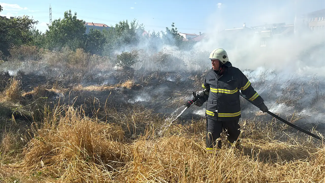 Kütahya'da Tarlada Çıkan Yangın Söndürüldü7