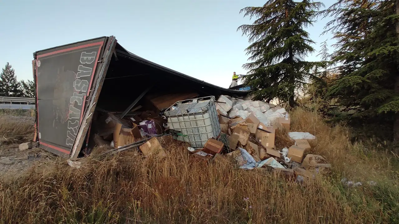 Kütahya’da Tır Kontrolden Çıktı, Şarampole Devrildi2