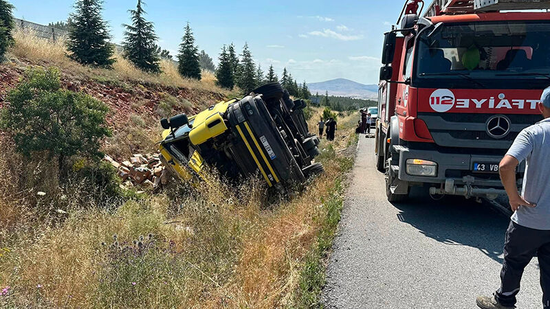 Kütahya’da Tır Şarampole Devrildi, Sürücü Yaralı (3)