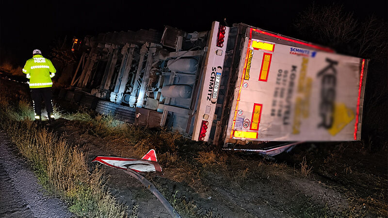 Kütahya’da Tır Şarampole Devrildi, Sürücü Yaralı (4)