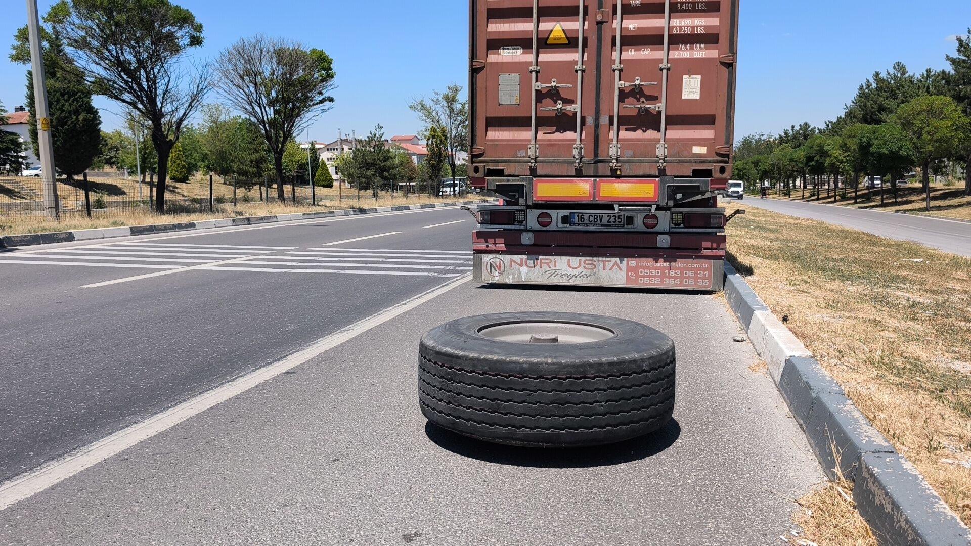 Kütahya'da Tırın Kopan Tekerleği Otobüs Durağını Parçaladı (1)