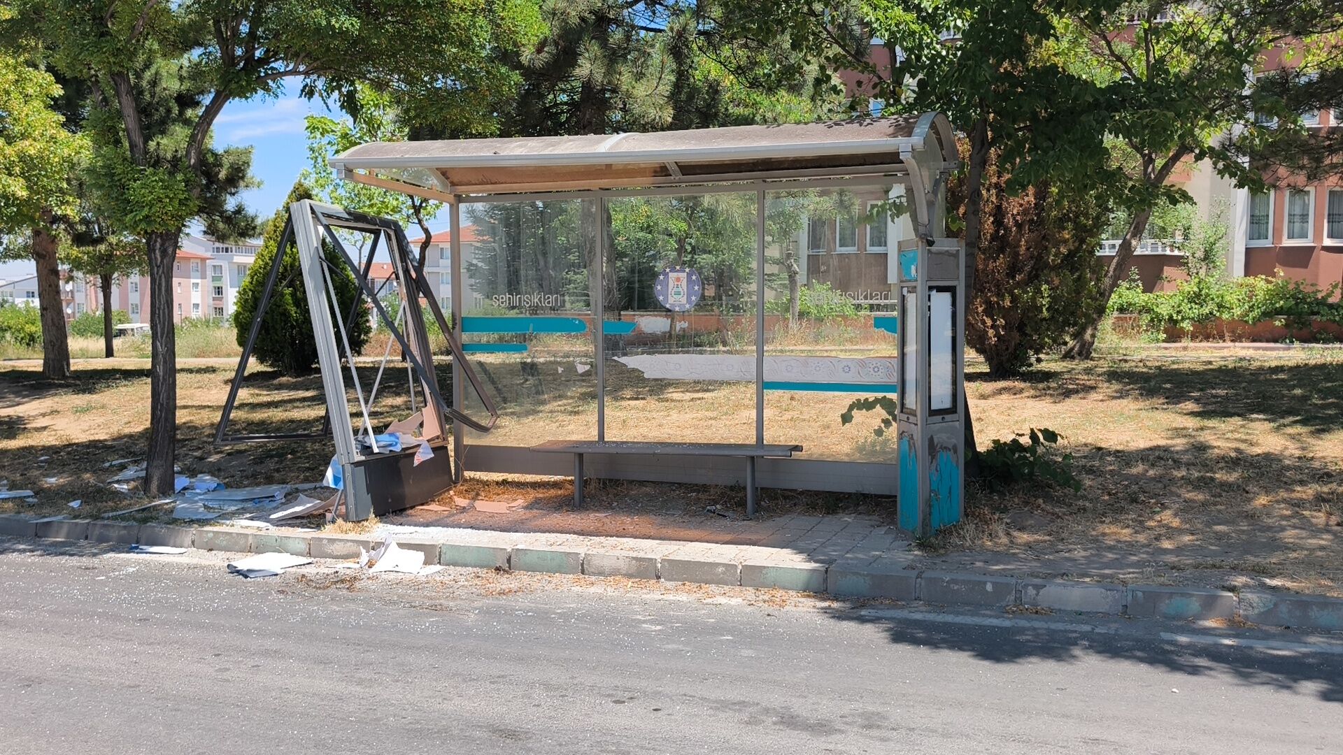 Kütahya'da Tırın Kopan Tekerleği Otobüs Durağını Parçaladı (2)