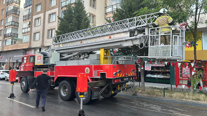 Kütahya'da Yıldırım Binanın Çatısında Yangın Çıkardı (1)