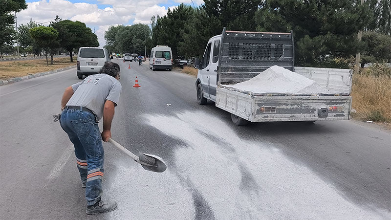Kütahya'da Yola Dökülen Yağ Kazalara Neden Oldu (4)