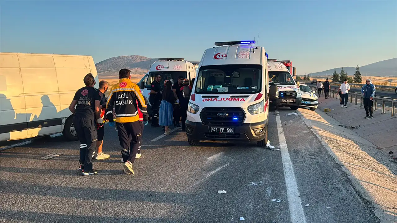 Kütahya'da Yolcu Otobüsü Devrildi3