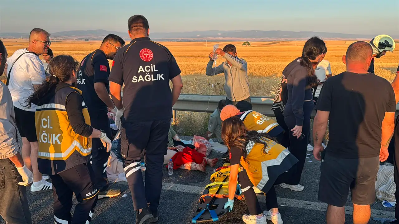 Kütahya'da Yolcu Otobüsü Devrildi4