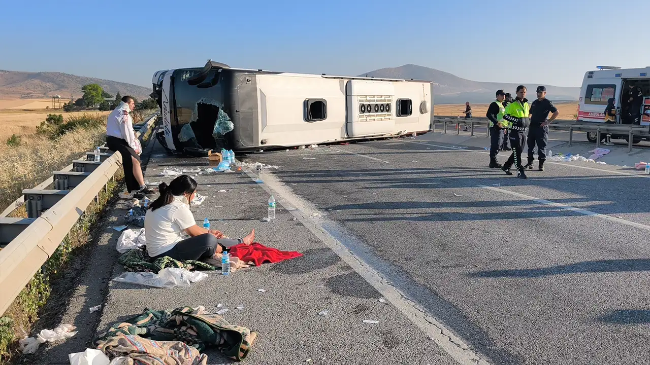 Kütahya'da Yolcu Otobüsü Devrildi7