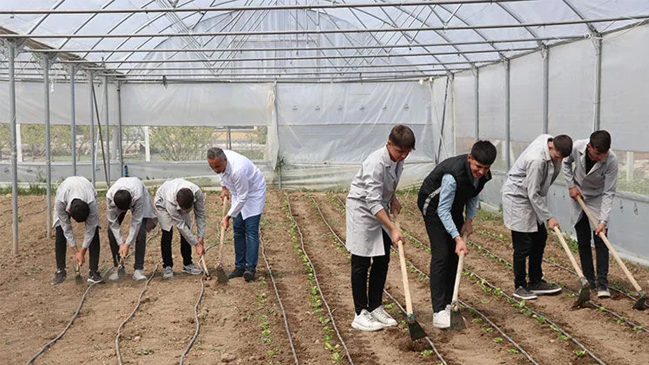 Öğrenciler Akıllı Seralarla Geleceğin Tarımına Hazırlanıyor