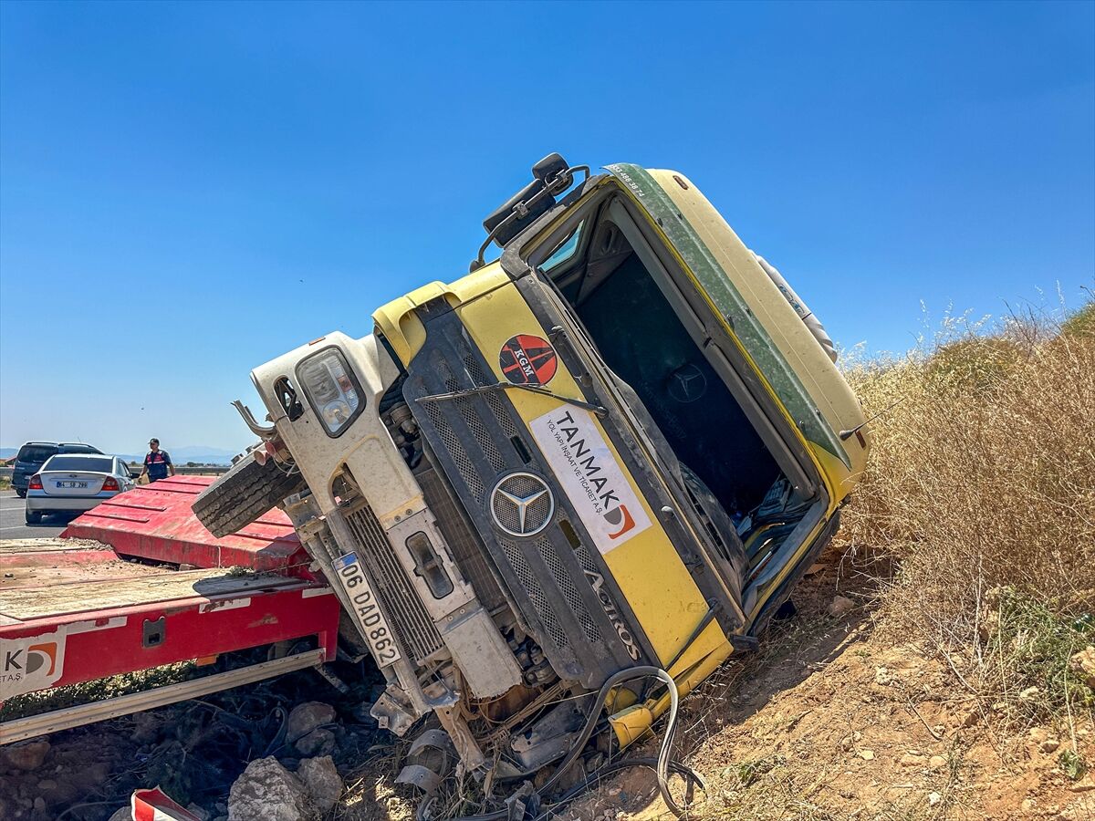 Uşak'ta Tır Şarampole Devrildi 3 Yaralı (1)