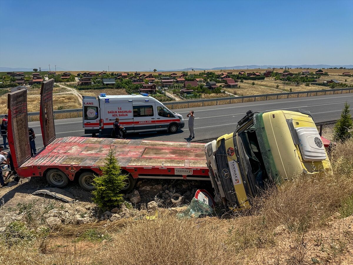 Uşak'ta Tır Şarampole Devrildi 3 Yaralı (3)