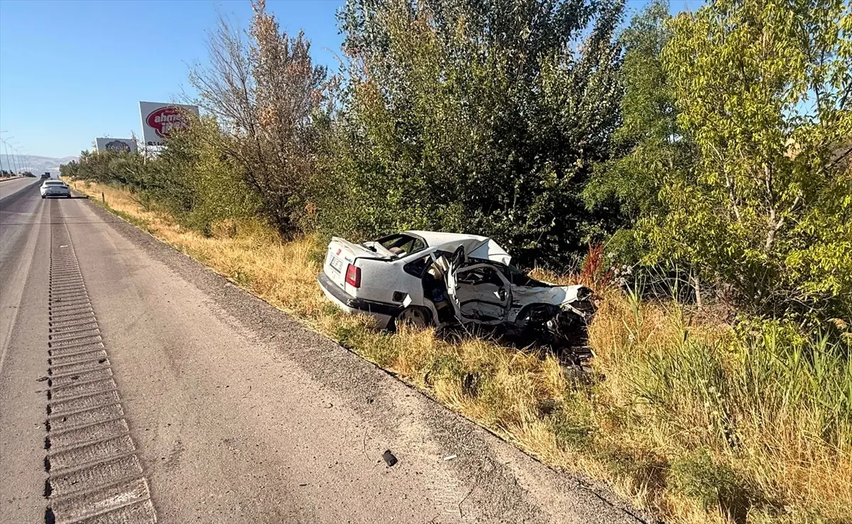 Afyonkarahisar'da Iki Otomobil Çarpıştı 1 Ölü, 4 Yaralı (2)