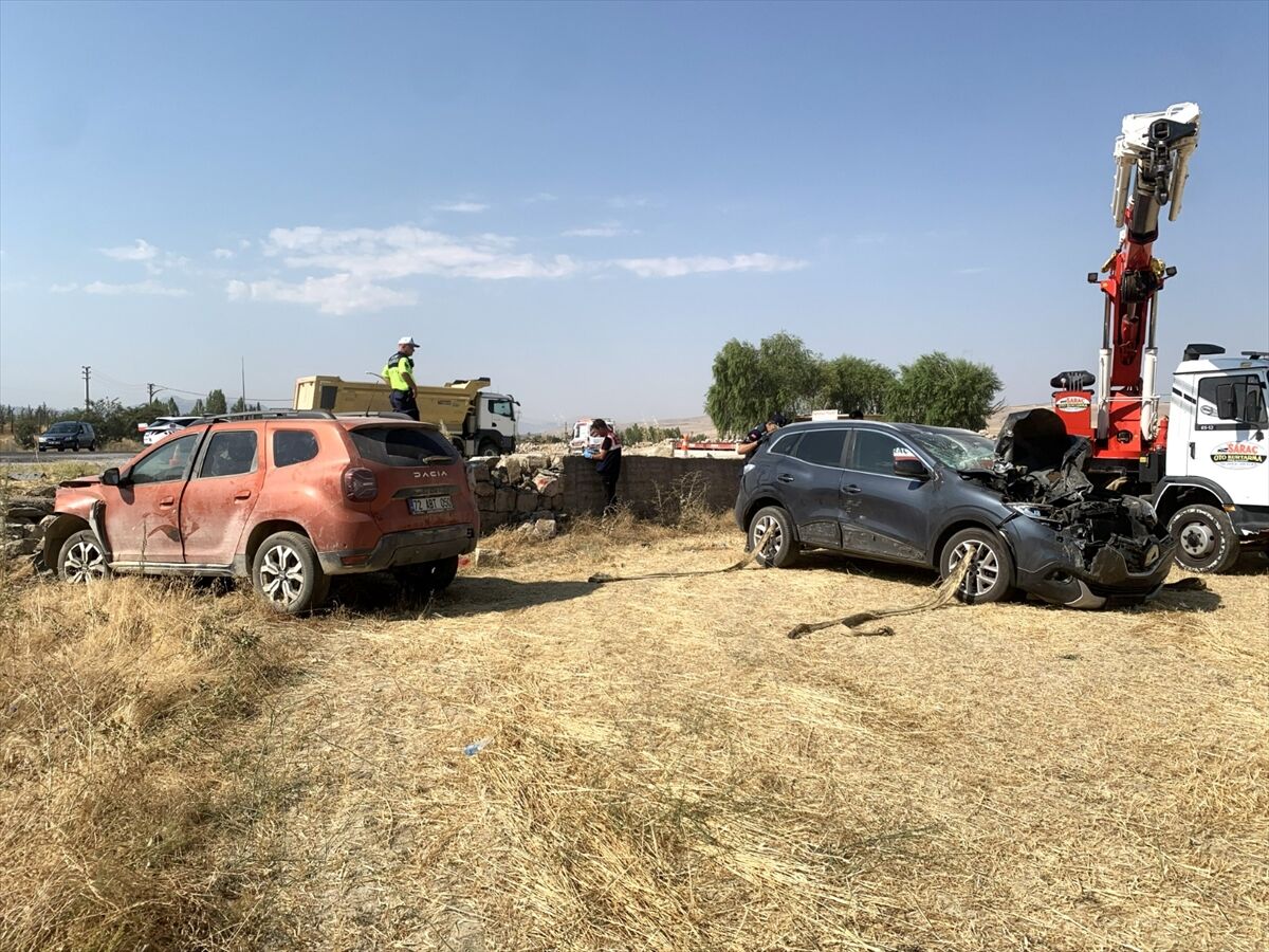 Afyonkarahisar’da Iki Otomobil Çarpıştı 1 Ölü, 5 Yaralı (1)