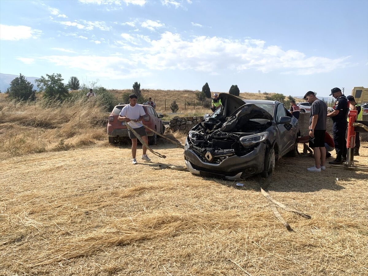 Afyonkarahisar’da Iki Otomobil Çarpıştı 1 Ölü, 5 Yaralı (2)