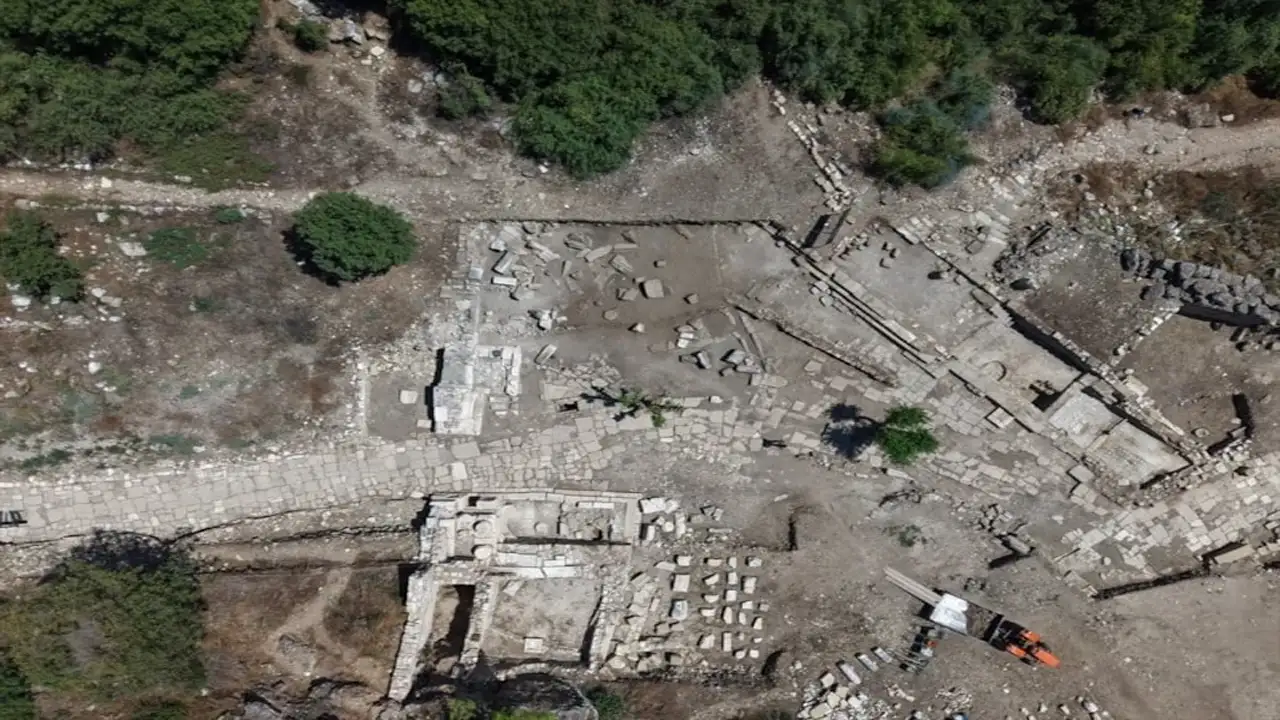 Antalya'daki Aspendos Antik Kenti'nde Yürütülen Kazılarda, Roma Dönemine Ait Yaklaşık 1800 Yıllık Asklepios Ve Telesphoros'u Tasvir Eden Mermer Heykel Grubu Gün Yüzüne Çıkarılldı.