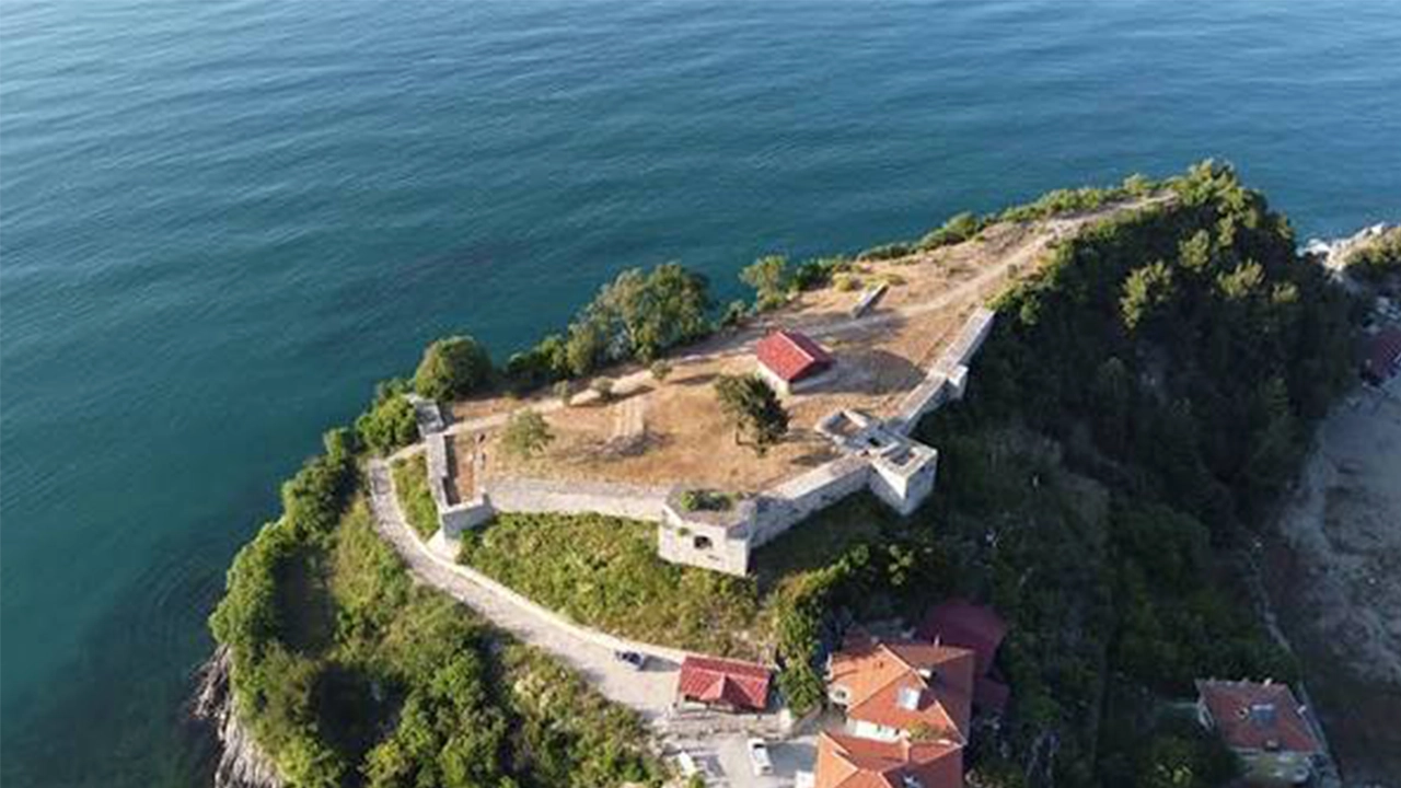Berrak Sularıyla Görenleri Kendine Hayran Bırakıyor