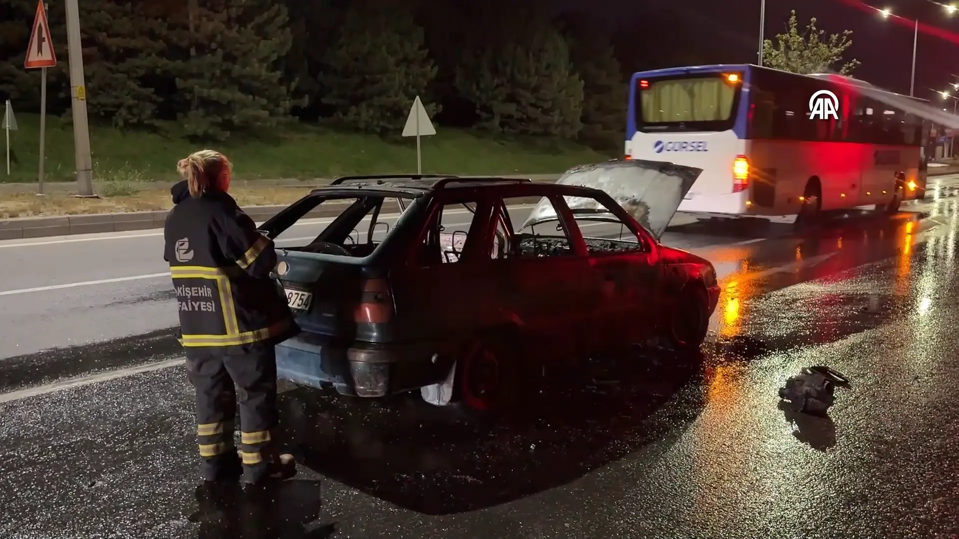 Eskişehir'de Seyir Halindeki Otomobil Alev Aldı Sürücü Yaralandı (3)