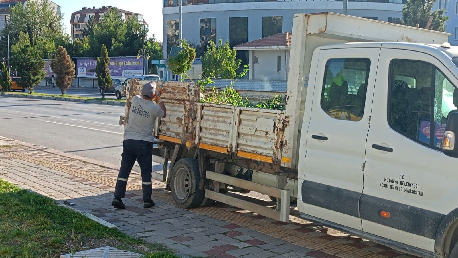 Fevzi Çakmak Caddesi’nde Ot Biçimi Ve Temizlik Mesaisi (2)