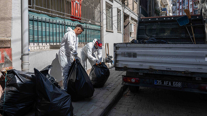 İzmir’de Bir Evden 2 Kamyonet Çöp Çıkarıldı (1)