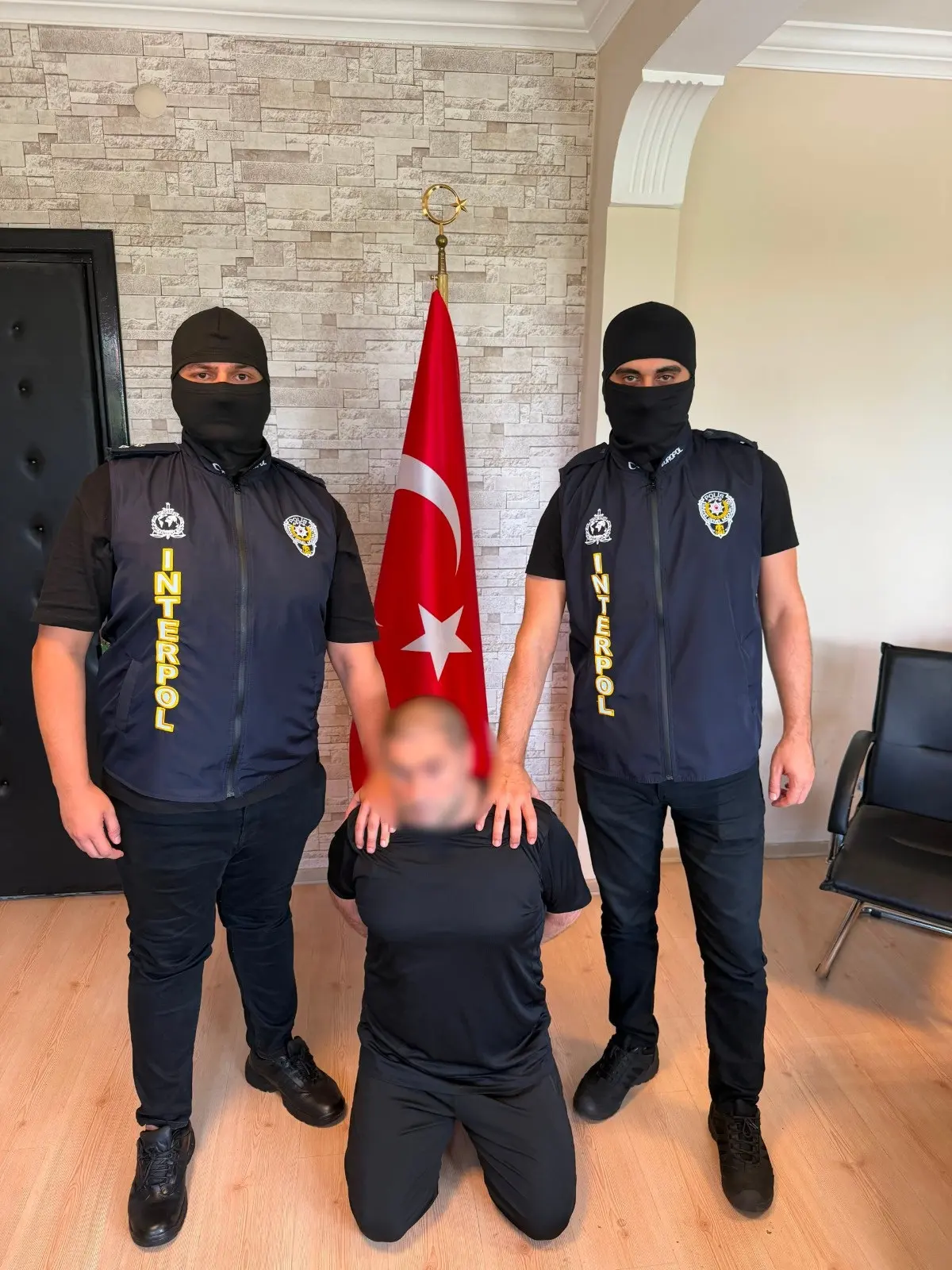 Kırmızı Bültenle Aranan 2 Suç Örgütü Elebaşı Türkiye 'Ye Getirildi (2)