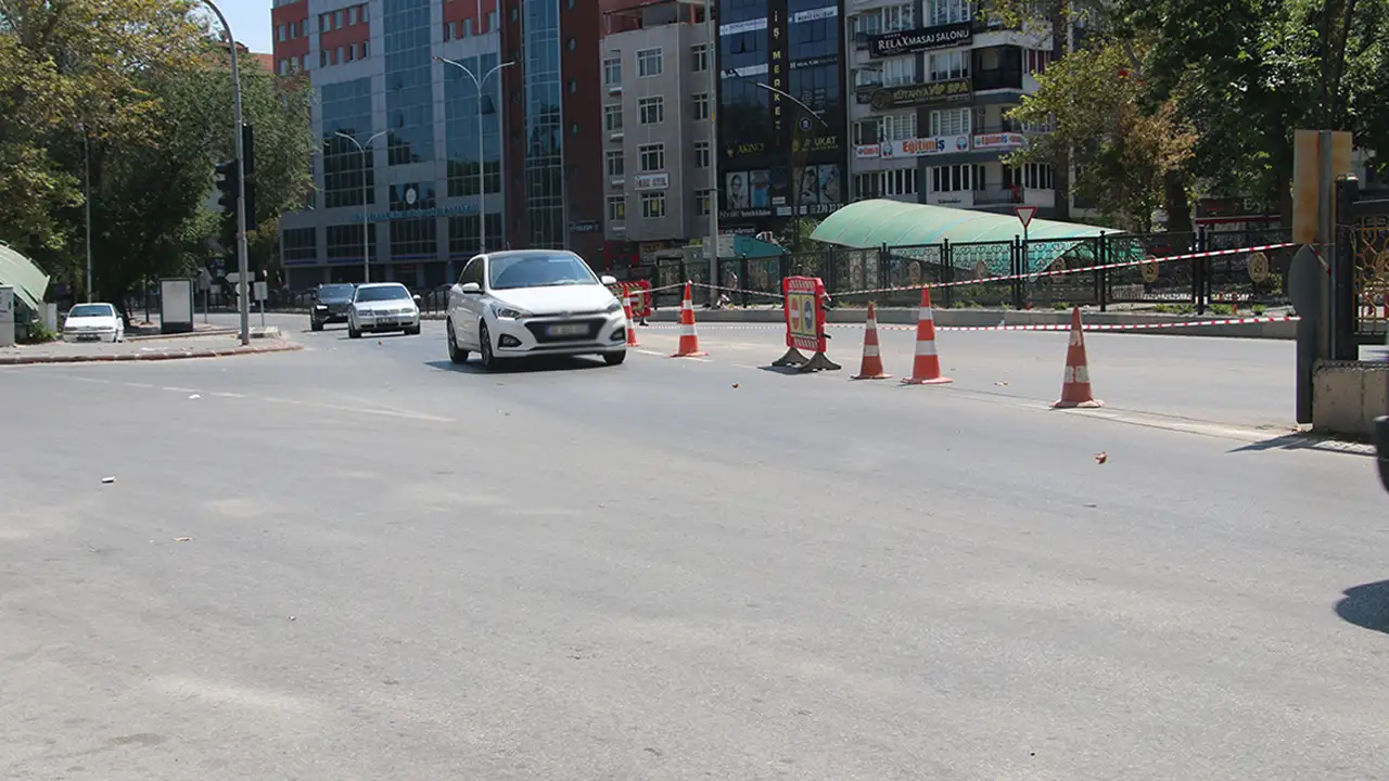Kütahya Adnan Menderes Bulvarı Trafiğe Kapatıldı3