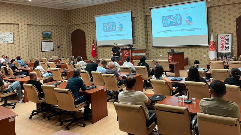 Kütahya Polisinden Uyuşturucuya Karşı Bilgilendirme Seferberliği (2)