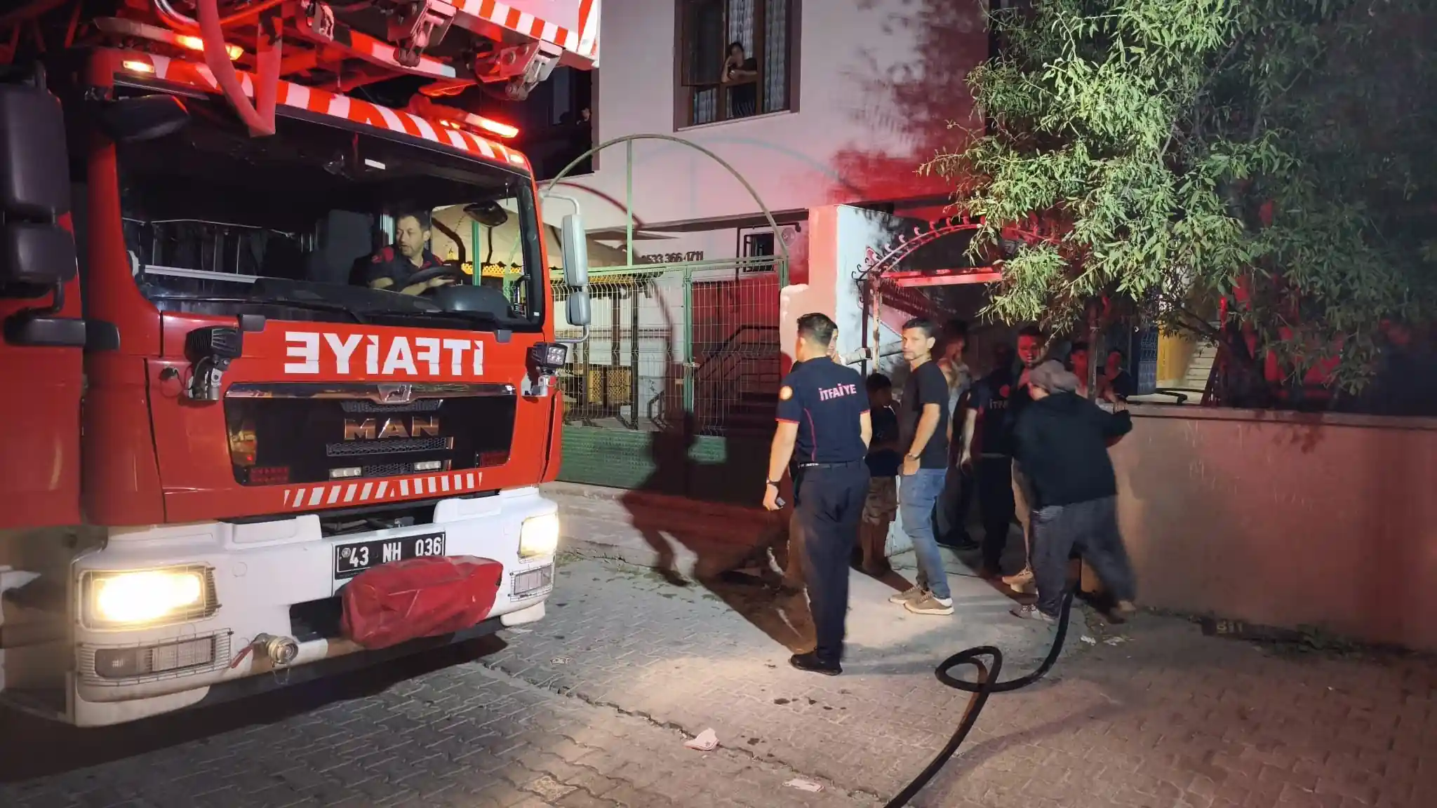 Kütahya’da Apartman Dairesindeki Yangını Ekipler Söndürdü