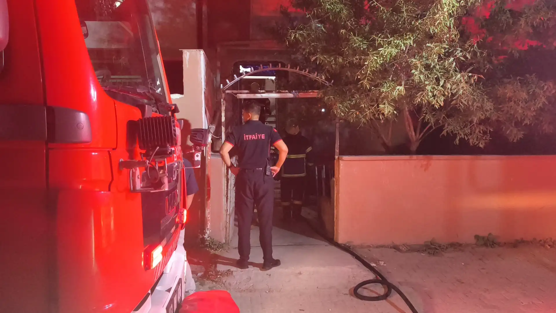 Kütahya’da Apartman Dairesindeki Yangını Ekipler Söndürdü3