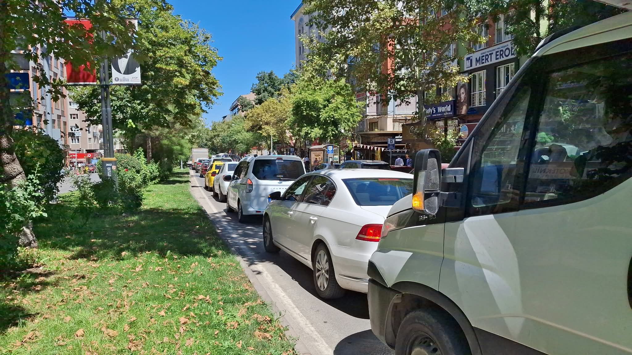Kütahya’da Asfalt Çalışması Trafiği Durma Noktasına Getirdi (2)