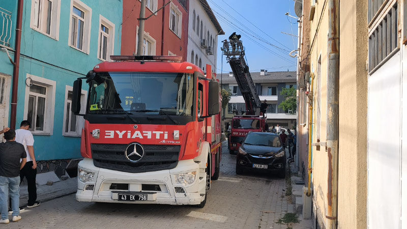 Kütahya’da Bir Binanın Çatısında Yangın Çıktı (1)