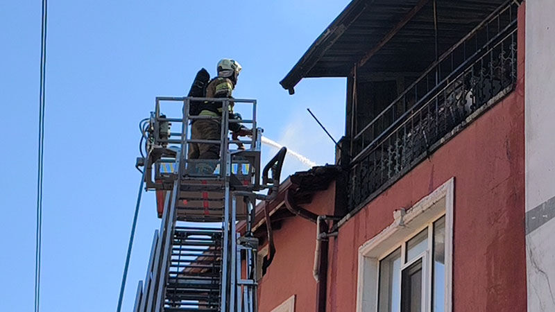 Kütahya’da Bir Binanın Çatısında Yangın Çıktı (2)