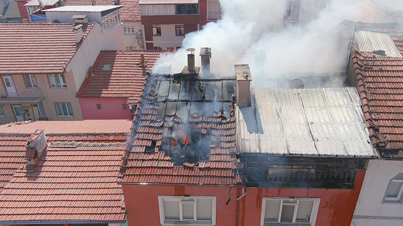 Kütahya’da Bir Binanın Çatısında Yangın Çıktı (3)