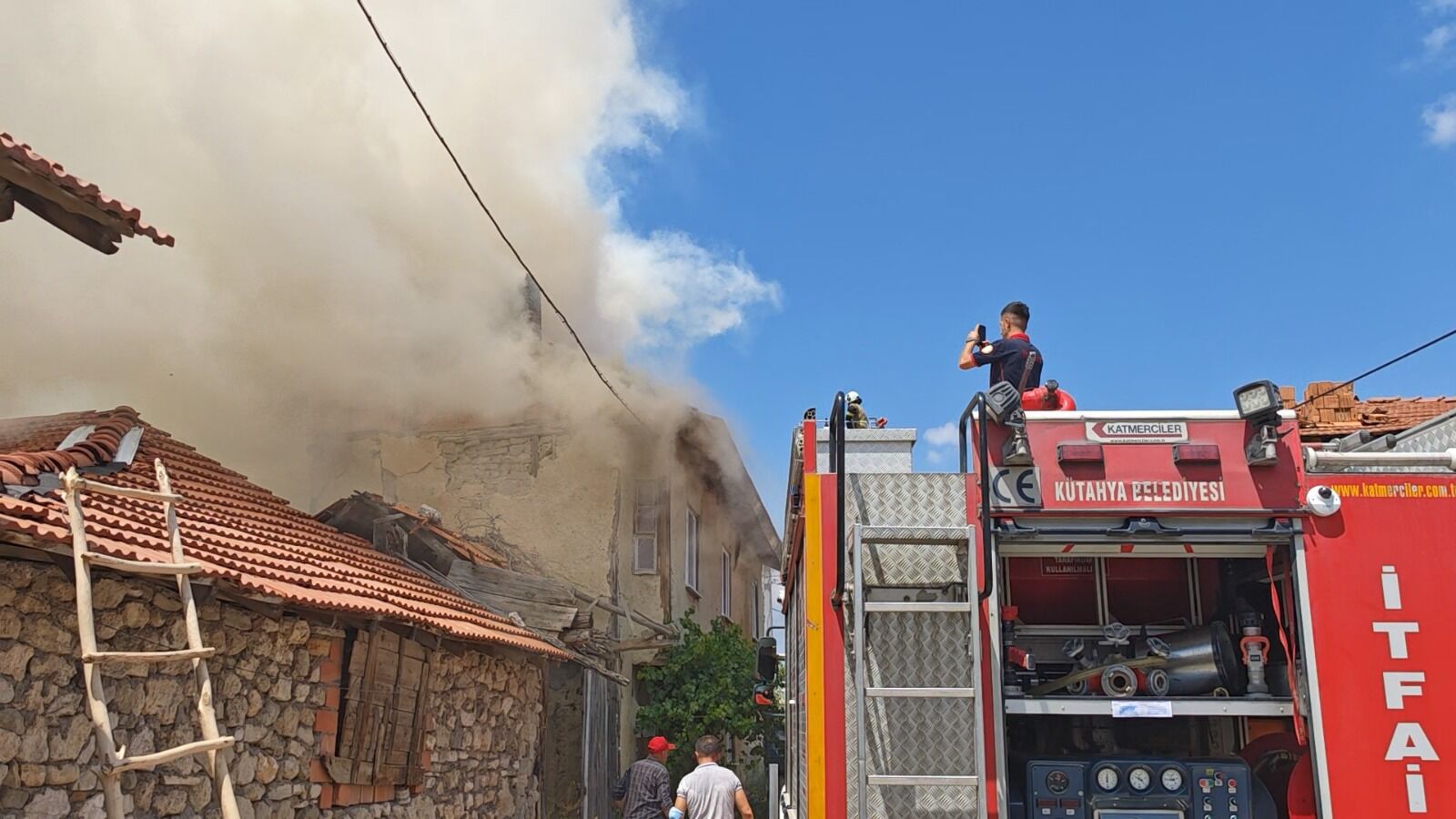 Kütahya'da Bir Köyde Ev Ve Samanlık Yangını (4)