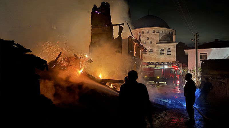 Kütahya'da Evde Başlayan Yangın, Samanlıklara Sıçradı (2)