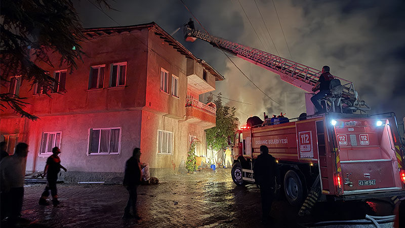 Kütahya'da Evde Başlayan Yangın, Samanlıklara Sıçradı (3)