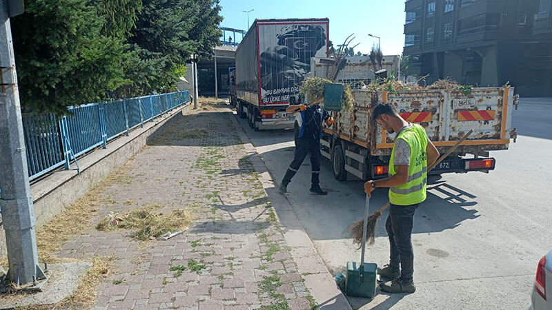 Kütahya’da Fatih Mahallesi’nde Ot Temizliği Yapıldı (1)