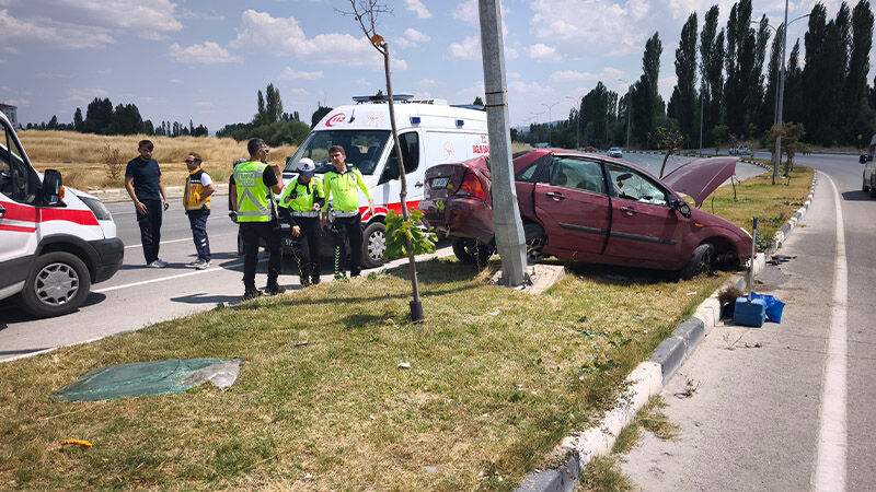 Kütahya’da Hız Ve Dikkatsizlik Kazaya Neden Oldu, 2 Yaralı (6)
